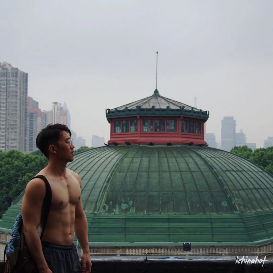 正装眼镜肌肉男蒙眼照被疯传，超多私照大放送 - 图12