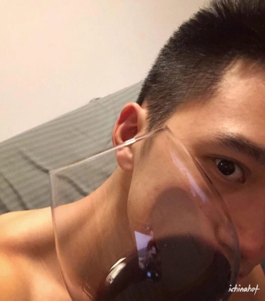 正装眼镜肌肉男蒙眼照被疯传，超多私照大放送 - 图18