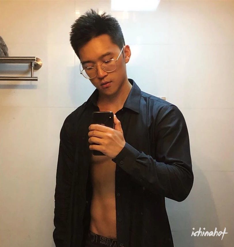 正装眼镜肌肉男蒙眼照被疯传，超多私照大放送 - 图2