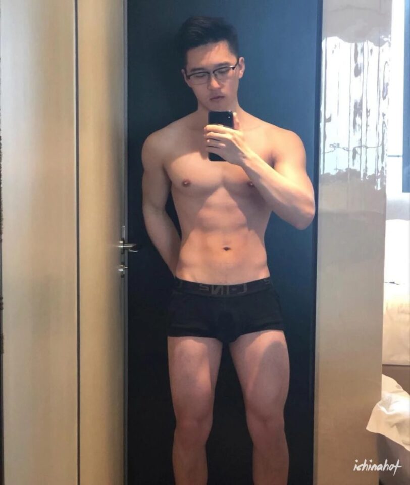 正装眼镜肌肉男蒙眼照被疯传，超多私照大放送 - 图17