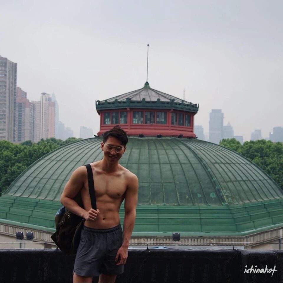 正装眼镜肌肉男蒙眼照被疯传，超多私照大放送 - 图11