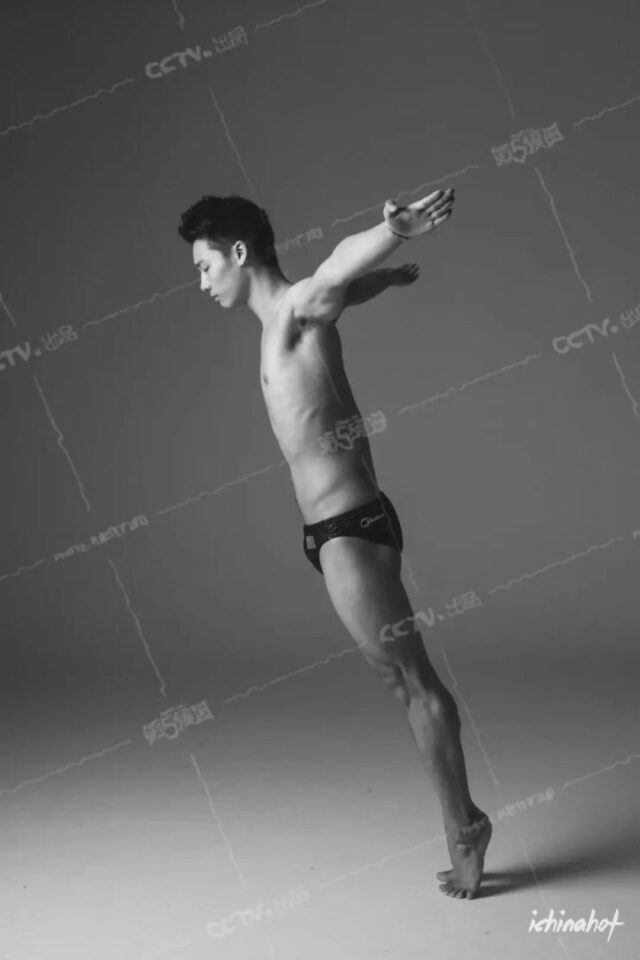 陈艾森白衬衫透湿写真曝光！小钢炮身材还是泳裤最诱人 - 图5
