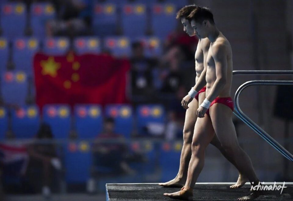 陈艾森白衬衫透湿写真曝光！小钢炮身材还是泳裤最诱人 - 图6
