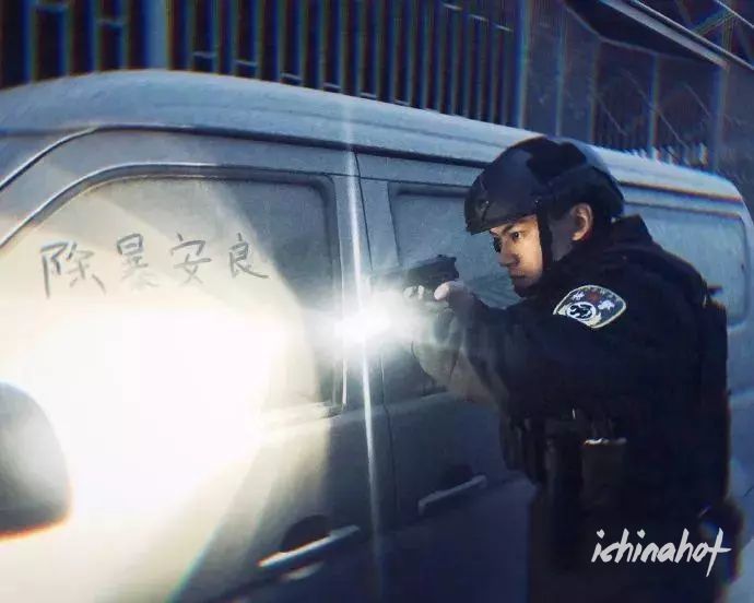 脱衣比拼腹肌挑战，这位成都特警强过张云龙？ - 图11