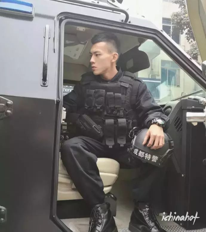脱衣比拼腹肌挑战，这位成都特警强过张云龙？ - 图12