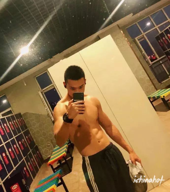 脱衣比拼腹肌挑战，这位成都特警强过张云龙？ - 图1