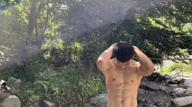 脱衣比拼腹肌挑战，这位成都特警强过张云龙？ - 图10