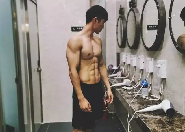脱衣比拼腹肌挑战，这位成都特警强过张云龙？ - 图13