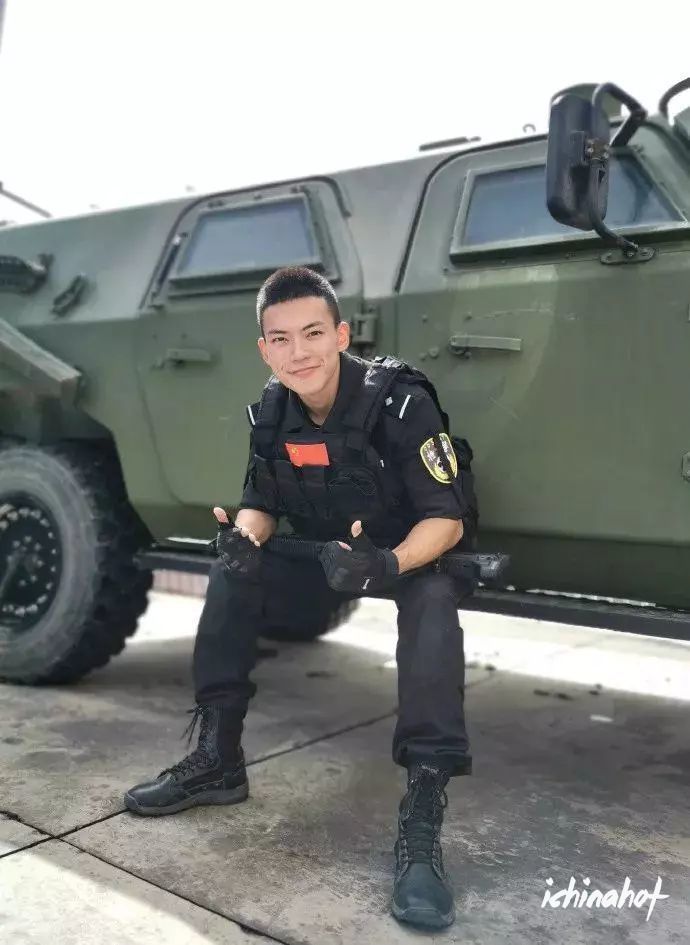 脱衣比拼腹肌挑战，这位成都特警强过张云龙？ - 封面图