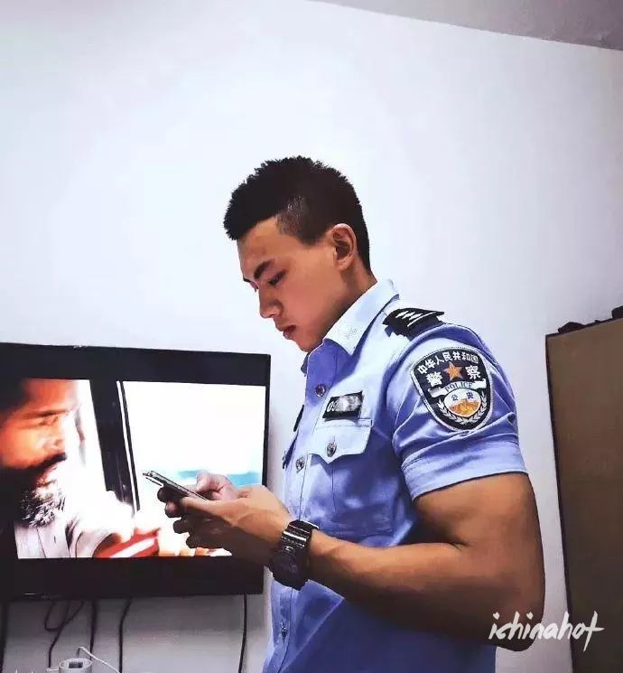 脱衣比拼腹肌挑战，这位成都特警强过张云龙？ - 图8