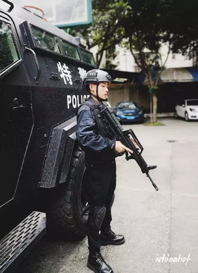脱衣比拼腹肌挑战，这位成都特警强过张云龙？ - 图10
