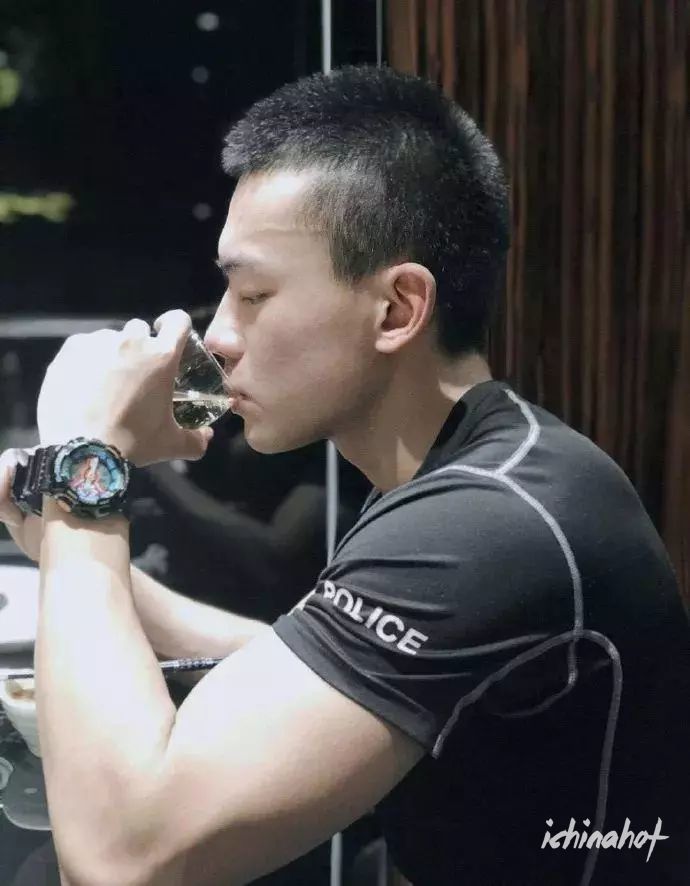 脱衣比拼腹肌挑战，这位成都特警强过张云龙？ - 图4
