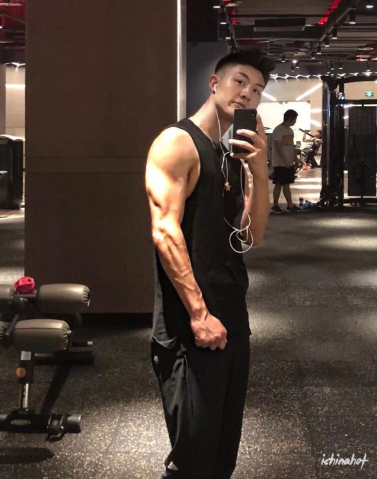 美好的肉体！武科大1米88大长腿的高大学弟红遍微博抖音 - 图23