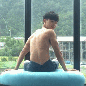 天菜游泳教练小视频太火爆！童颜巨肌小奶狗又双叒叕脱了 - 图2