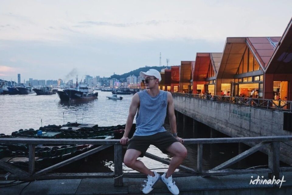 微博白袜体育生帅哥最爱拍私照，只穿短裤秀腹肌长腿白袜大脚！ - 图5