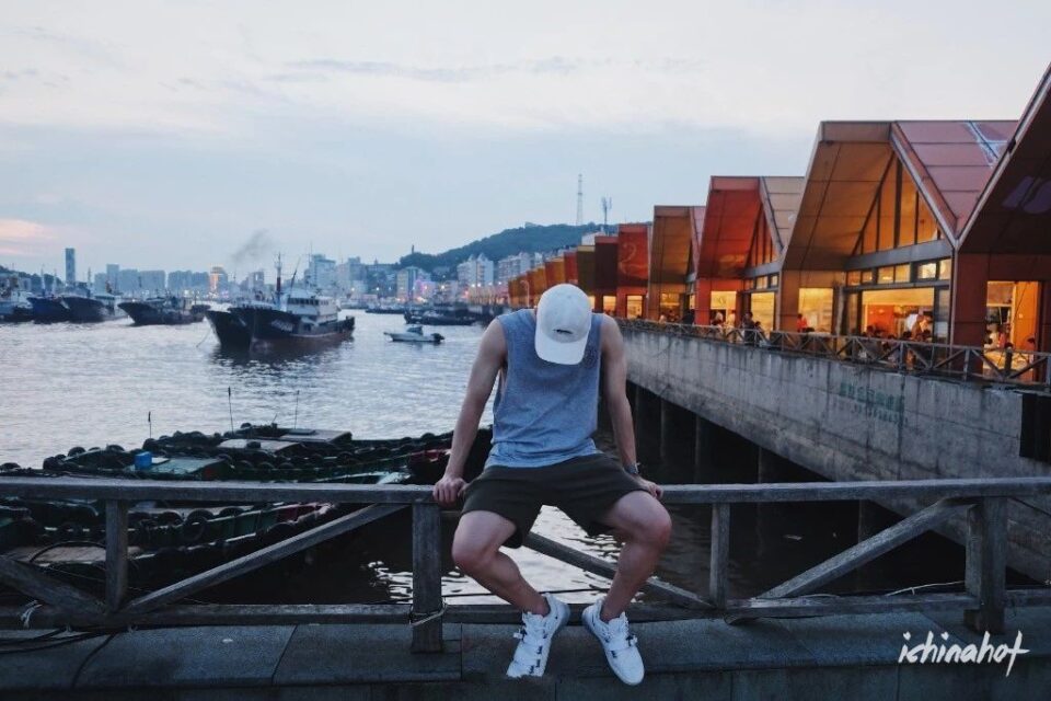 微博白袜体育生帅哥最爱拍私照，只穿短裤秀腹肌长腿白袜大脚！ - 图6