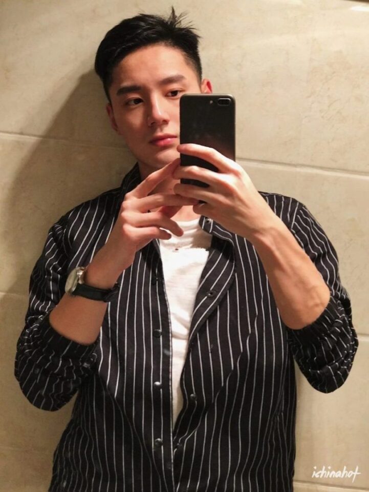 微博白袜体育生帅哥最爱拍私照，只穿短裤秀腹肌长腿白袜大脚！ - 图8