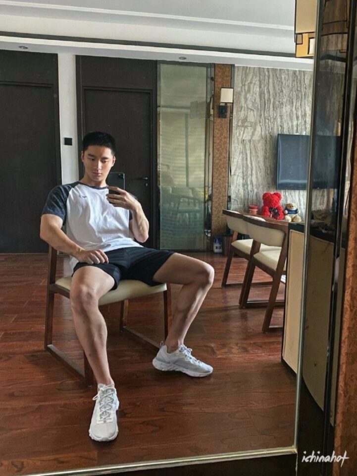 微博白袜体育生帅哥最爱拍私照，只穿短裤秀腹肌长腿白袜大脚！ - 图3