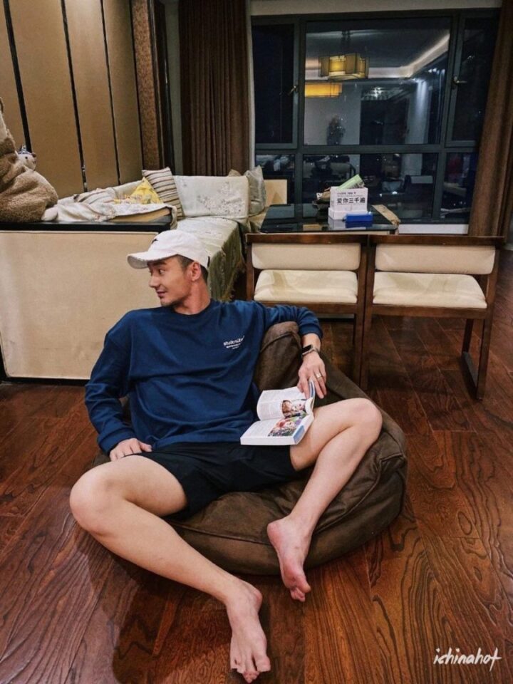 微博白袜体育生帅哥最爱拍私照，只穿短裤秀腹肌长腿白袜大脚！ - 图4