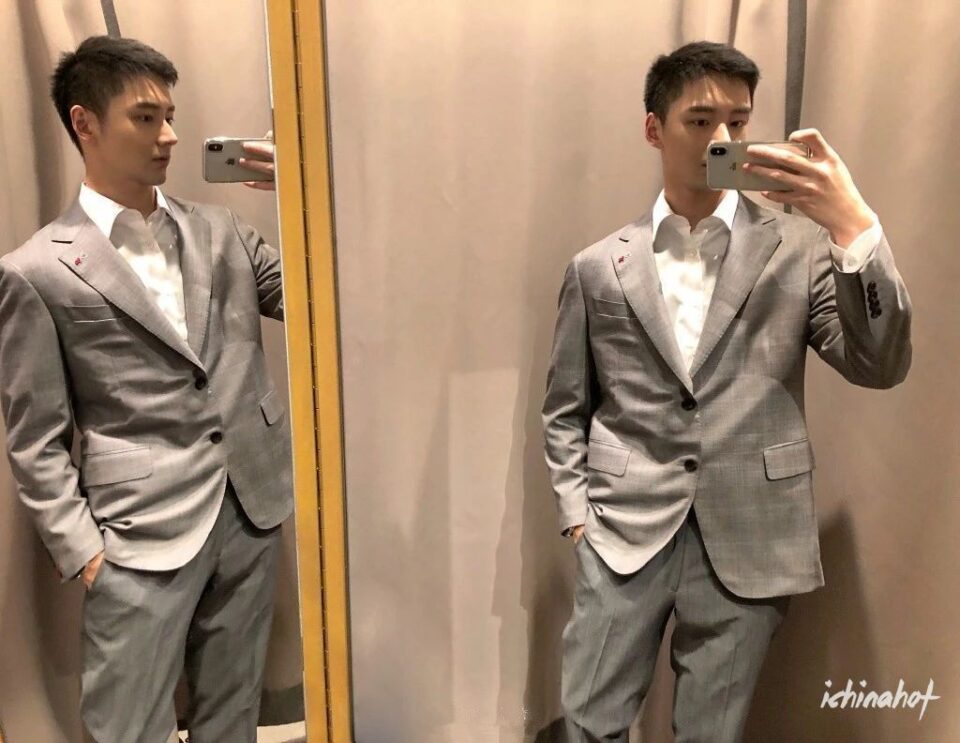 微博白袜体育生帅哥最爱拍私照，只穿短裤秀腹肌长腿白袜大脚！ - 图7