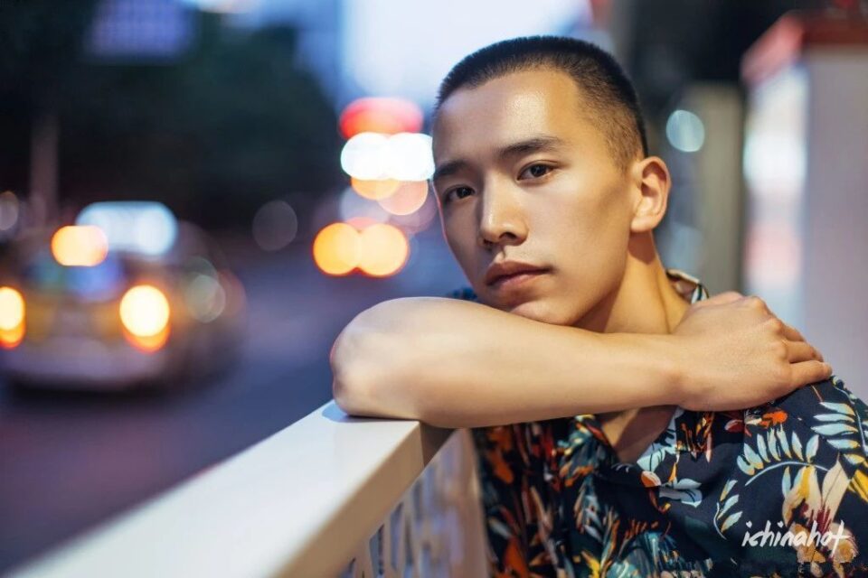 A爆了！99年的寸头肌肉校草帅哥，短发+痞帅+腹肌！ - 图3