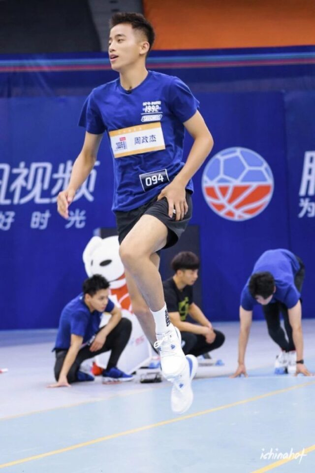 钢铁直男运动帅哥周政杰，和易烊千玺、胡先熙睡过！ - 图2