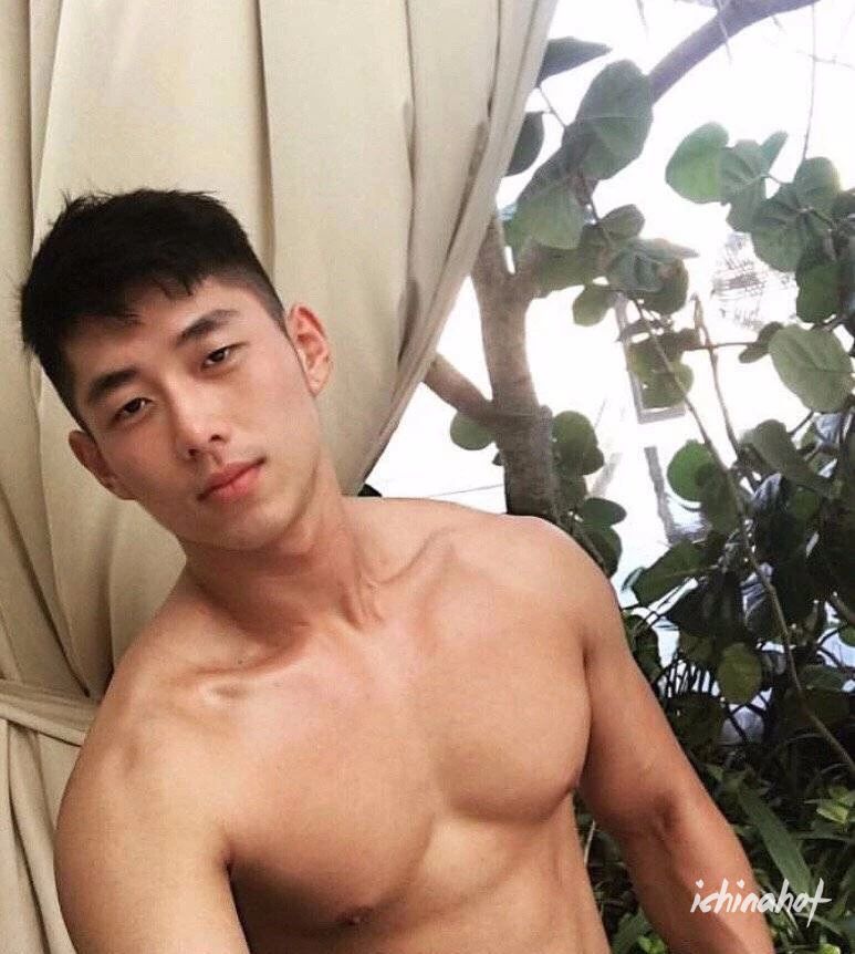 浓眉大眼小麦色运动帅哥，憨憨的你喜欢吗？ - 图4