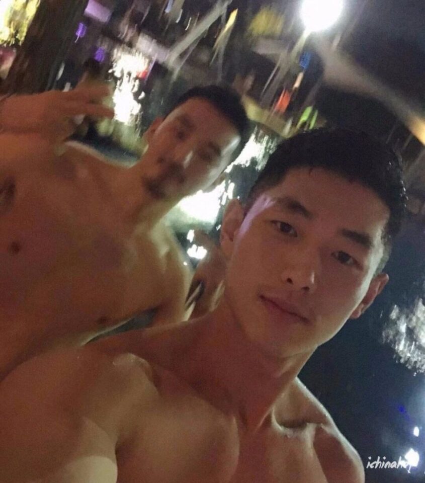 浓眉大眼小麦色运动帅哥，憨憨的你喜欢吗？ - 图2