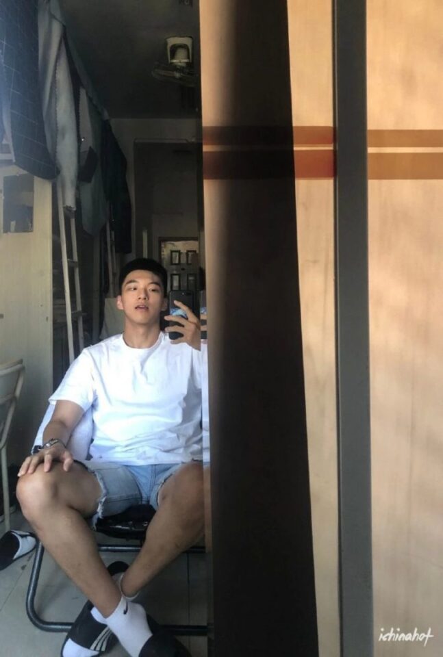 00后微博白袜体育生校草帅哥，超大包，发育得也太好了吧！ - 图7