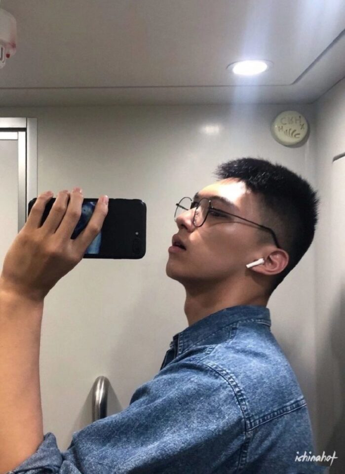 00后微博白袜体育生校草帅哥，超大包，发育得也太好了吧！ - 图2