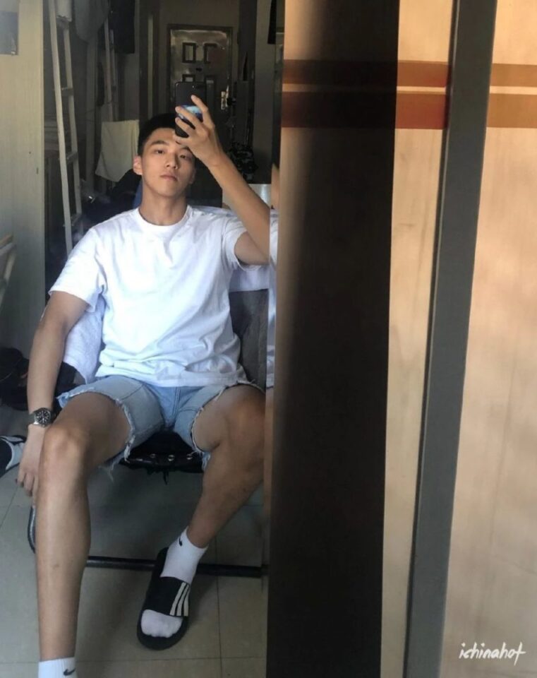 00后微博白袜体育生校草帅哥，超大包，发育得也太好了吧！ - 图8