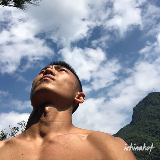 大雕足球臭脚体育生，不愧最红的白袜帅哥 - 图1