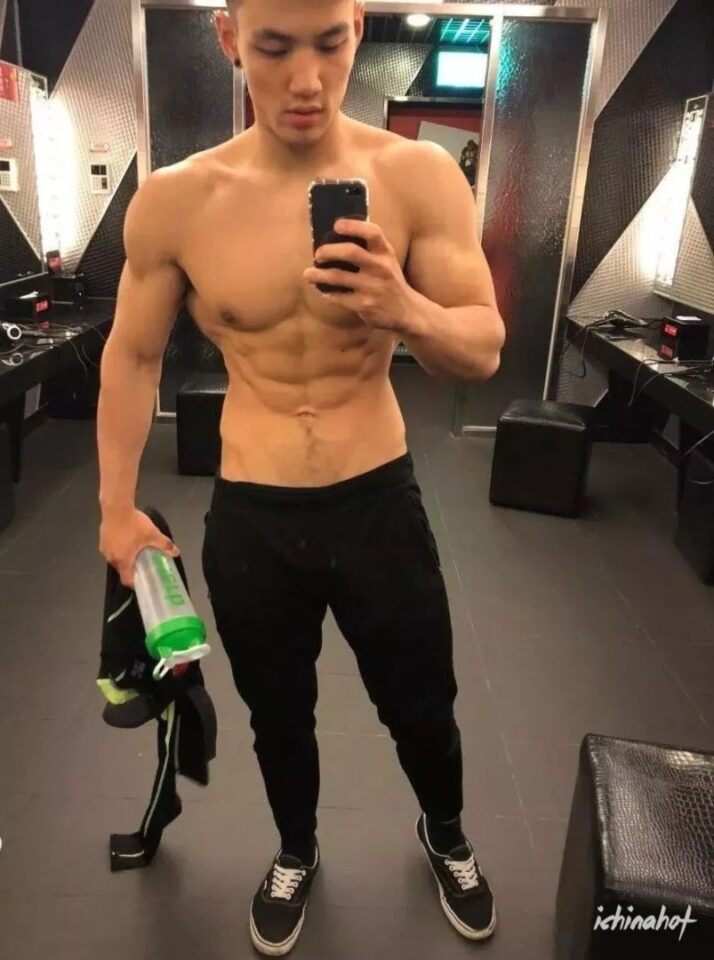 晏人物：台北肌肉私教走红，同志天菜肌肉男！ - 图6
