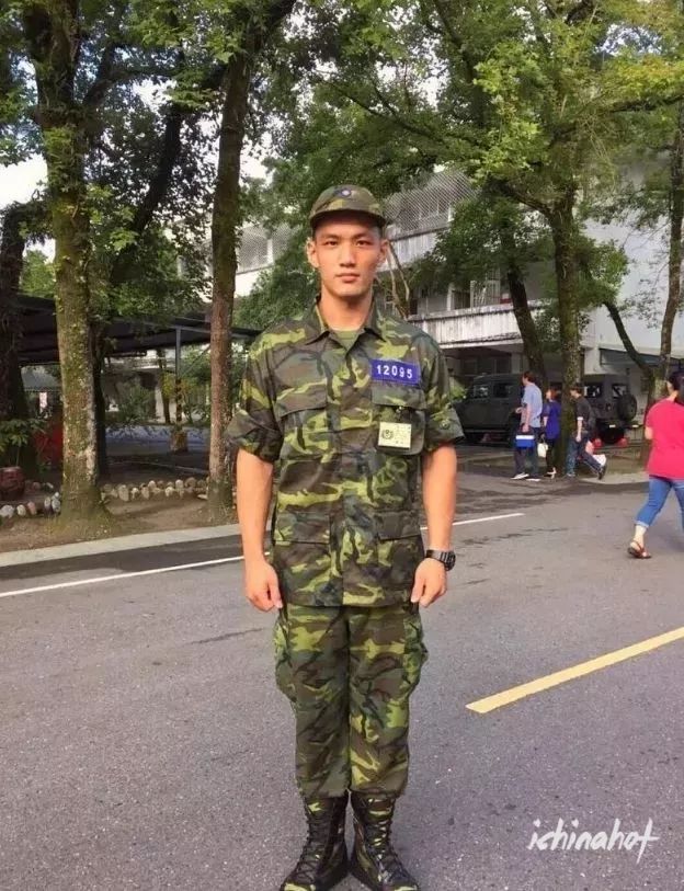 晏人物：台北肌肉私教走红，同志天菜肌肉男！ - 图4