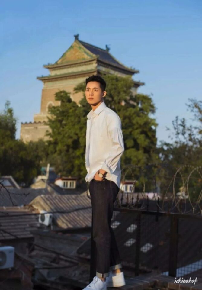 正装鲜肉清秀小奶狗，比李现帅多了 - 图2