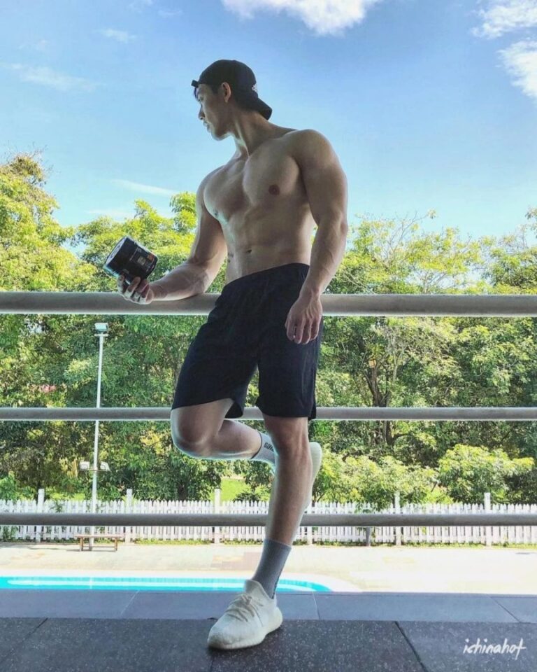 18+大肌霸飞行员，肌肉凶猛撑爆衬衫，长腿就可以玩一年 - 图2
