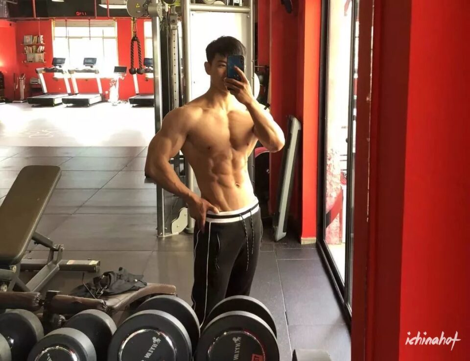 谢梓秋最新大肌霸人体写真，他曾是小包总的私教 - 图8