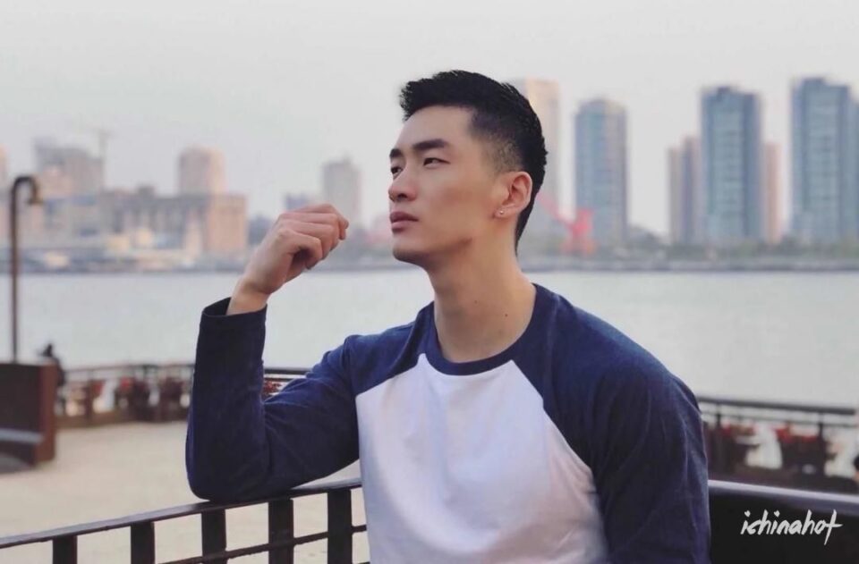 短发干净帅哥，想跪舔体育生篮球鞋臭脚球袜 - 图2