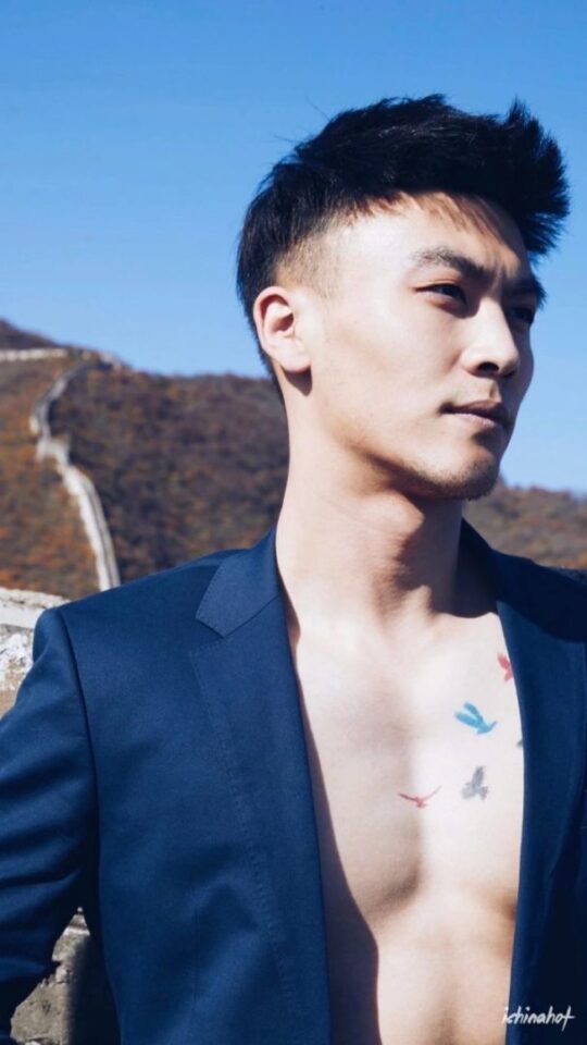 白袜正装肌肉博主常被盗照，网友全程看肉，也太凸了吧 - 图1