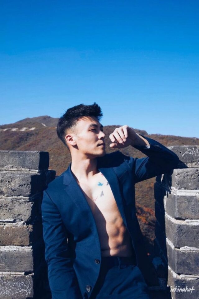 白袜正装肌肉博主常被盗照，网友全程看肉，也太凸了吧 - 图2