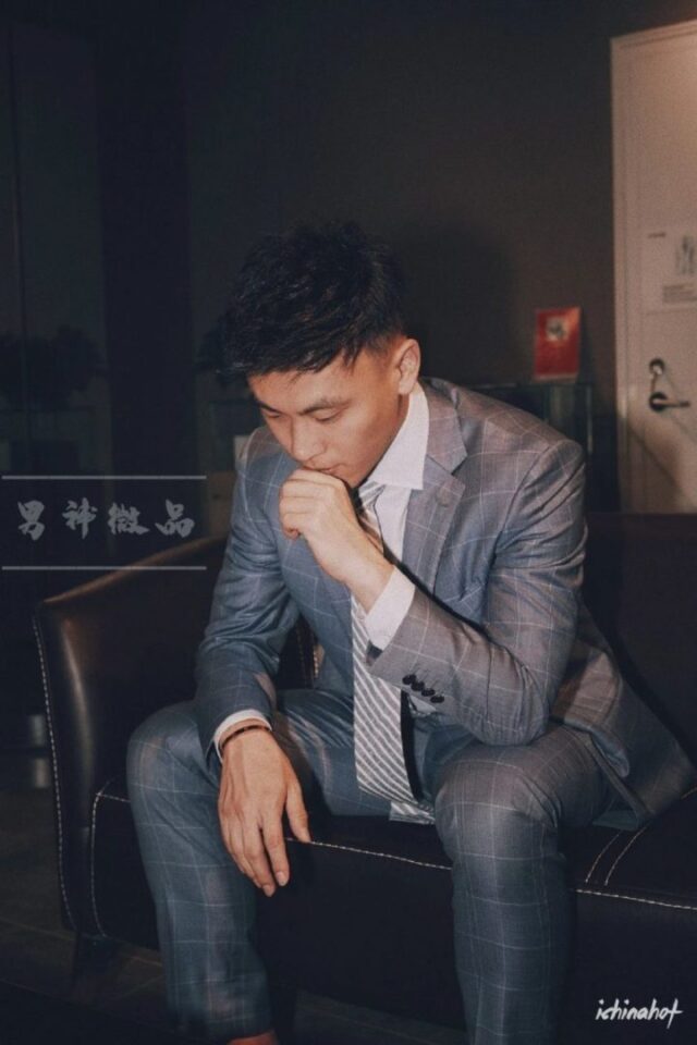 白袜正装肌肉博主常被盗照，网友全程看肉，也太凸了吧 - 图4