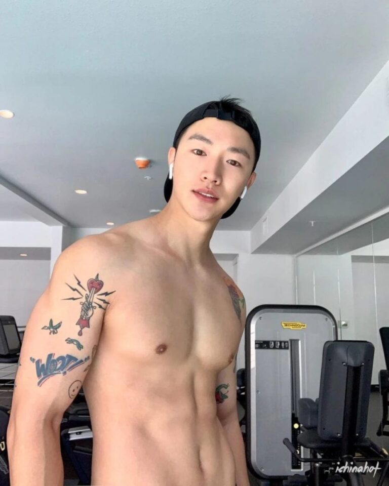 白袜体育生因发育太好，被金主看中转行当男模 - 图2