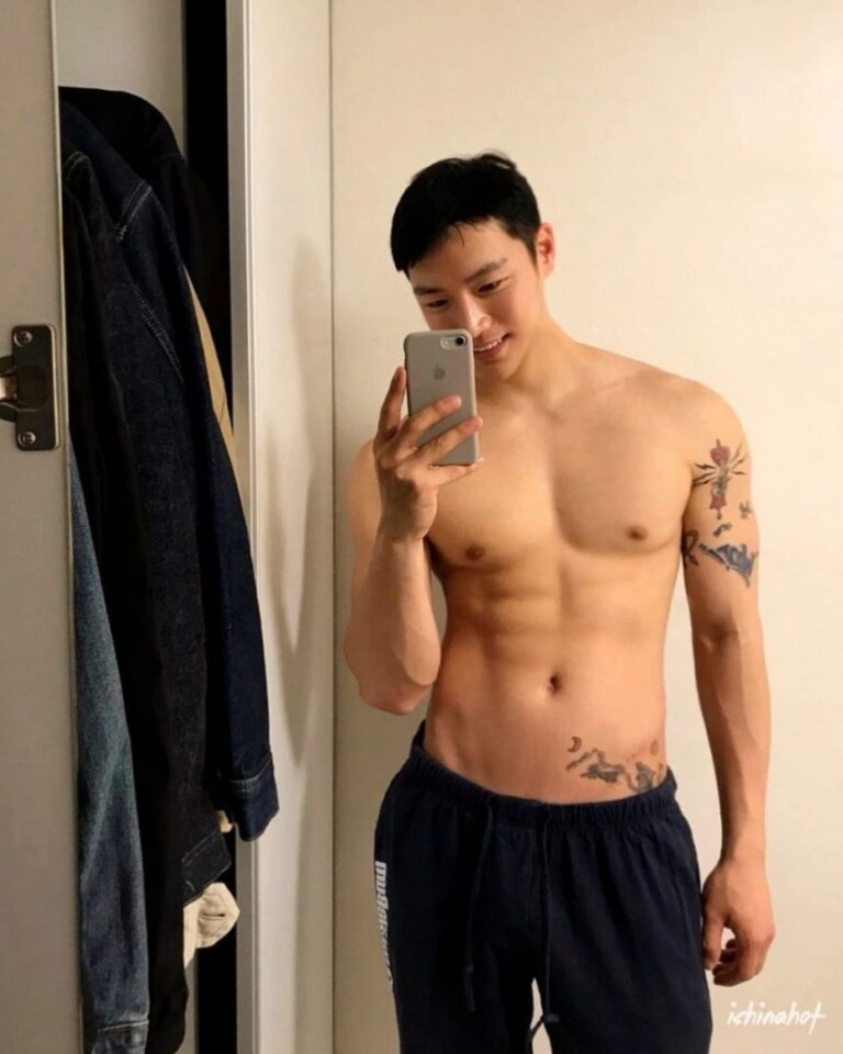 白袜体育生因发育太好，被金主看中转行当男模 - 图4