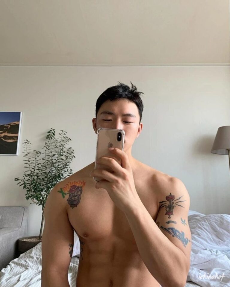 白袜体育生因发育太好，被金主看中转行当男模 - 图3