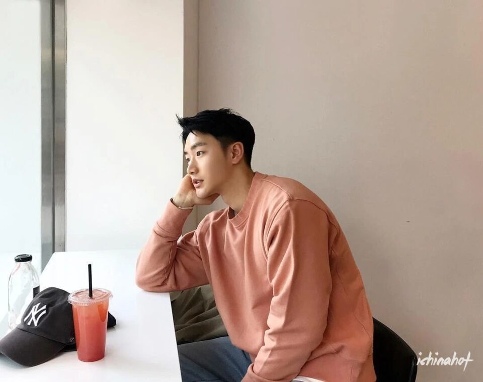 白袜体育生因发育太好，被金主看中转行当男模 - 图6