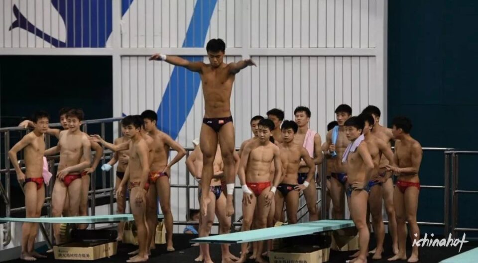 抓拍00后跳水比赛，现在小孩发育太好了吧 - 封面图