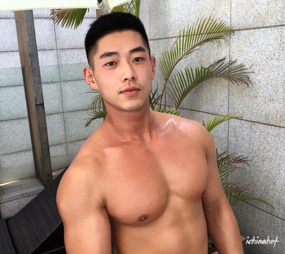 前凸后翘大鼻子忠犬帅哥，这颜值加上一身肌肉太馋人！ - 图12