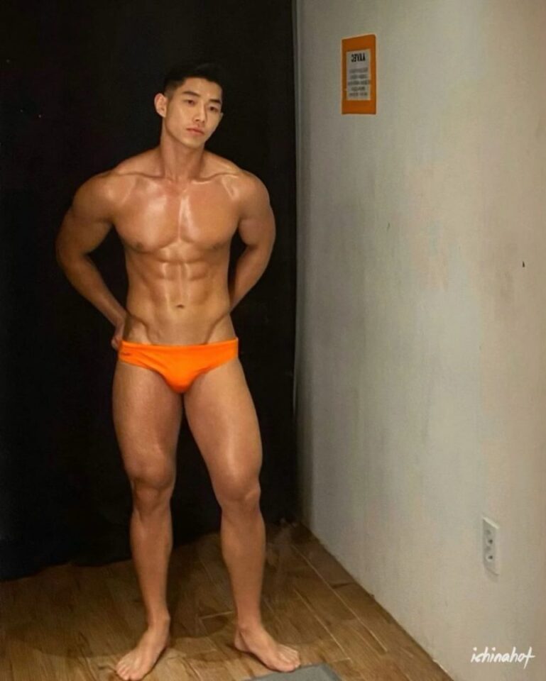 前凸后翘大鼻子忠犬帅哥，这颜值加上一身肌肉太馋人！ - 图6