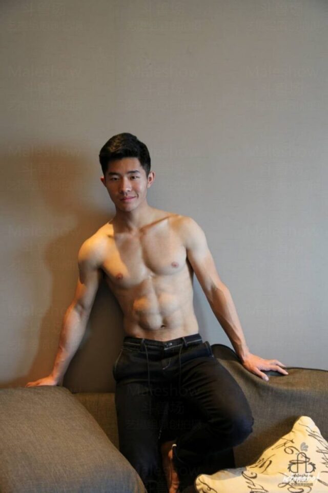 斗兽场省田径队帅哥肌肉体育生vincent 百度云 - 图2