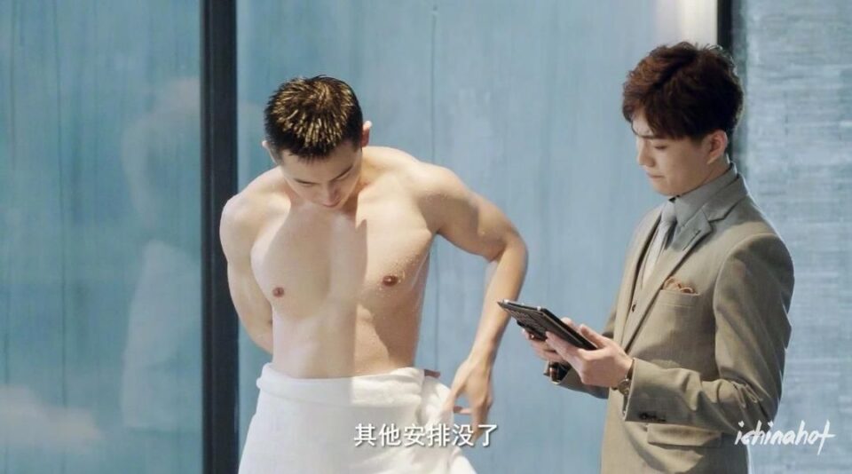 张哲瀚腹肌小狼狗出浴秀好身材，新戏尺度惊人！ - 图4